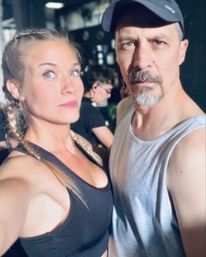 Patricia Montero Instagram - ¿Quién es más chungo de los 2? 💥 @feleman 👮🏻‍♂️👮🏼

👮🏻‍♂️ PoliMacho Man 
🙅🏼‍♀️ Crossfitera 

✌🏻 Qué risas compañero! @netflixes @contubernio_producciones 

 📸  2,5, 7 @manuelfiestas 

#MachosAlfa #MachosAlfa2