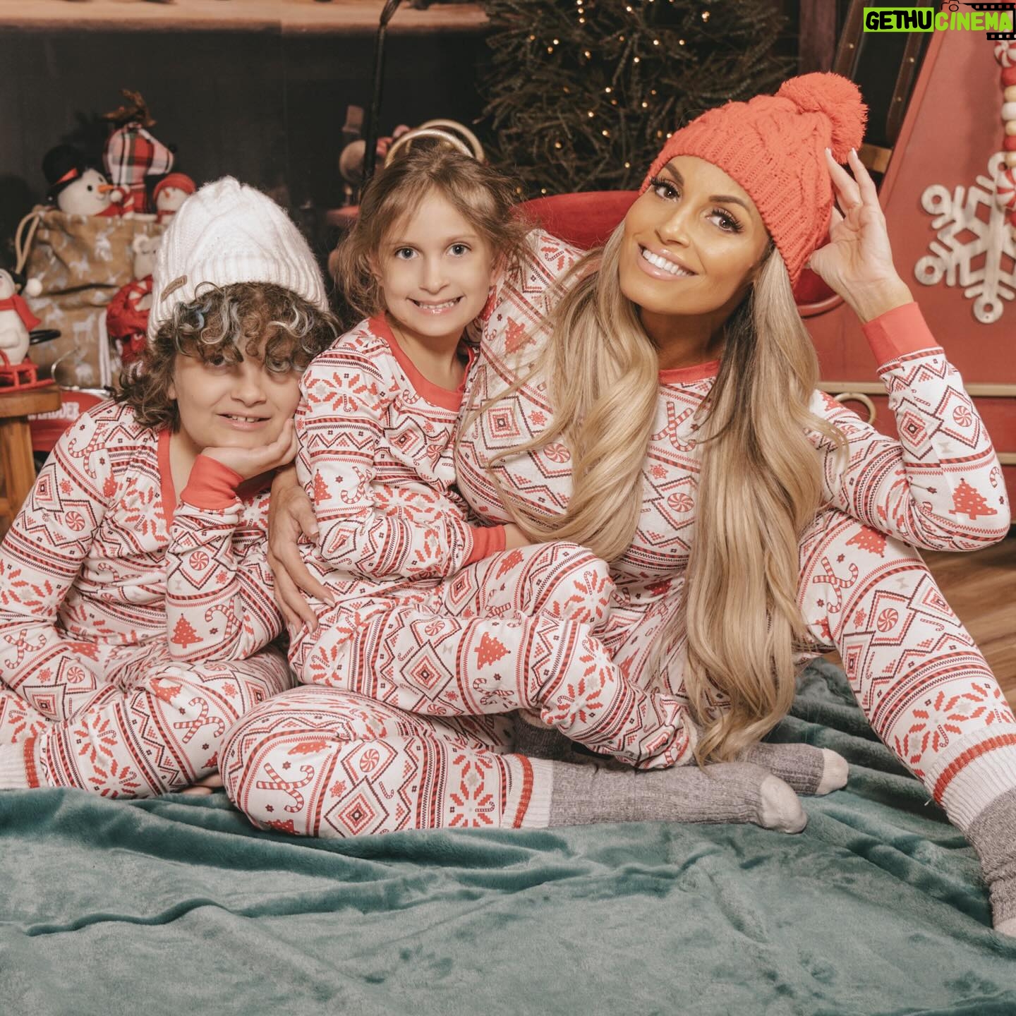 Patricia Stratigeas Instagram - Merry Christmas guys! Hope you have been enjoying the holidays! Sending you all so much love ♥️🎄