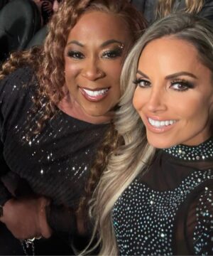Patricia Stratigeas Instagram - WWE Hall of Fame. What a special night. And, @jackieredmond you’re my favourite Canadian too. Oh, and @wwegraves, you’re welcome. Swipe to see that the B*TCH IS BACK! #wwehof 

Hair and glam by @bfabulous1 
Glow by @tanontherunpickering @tanontherun