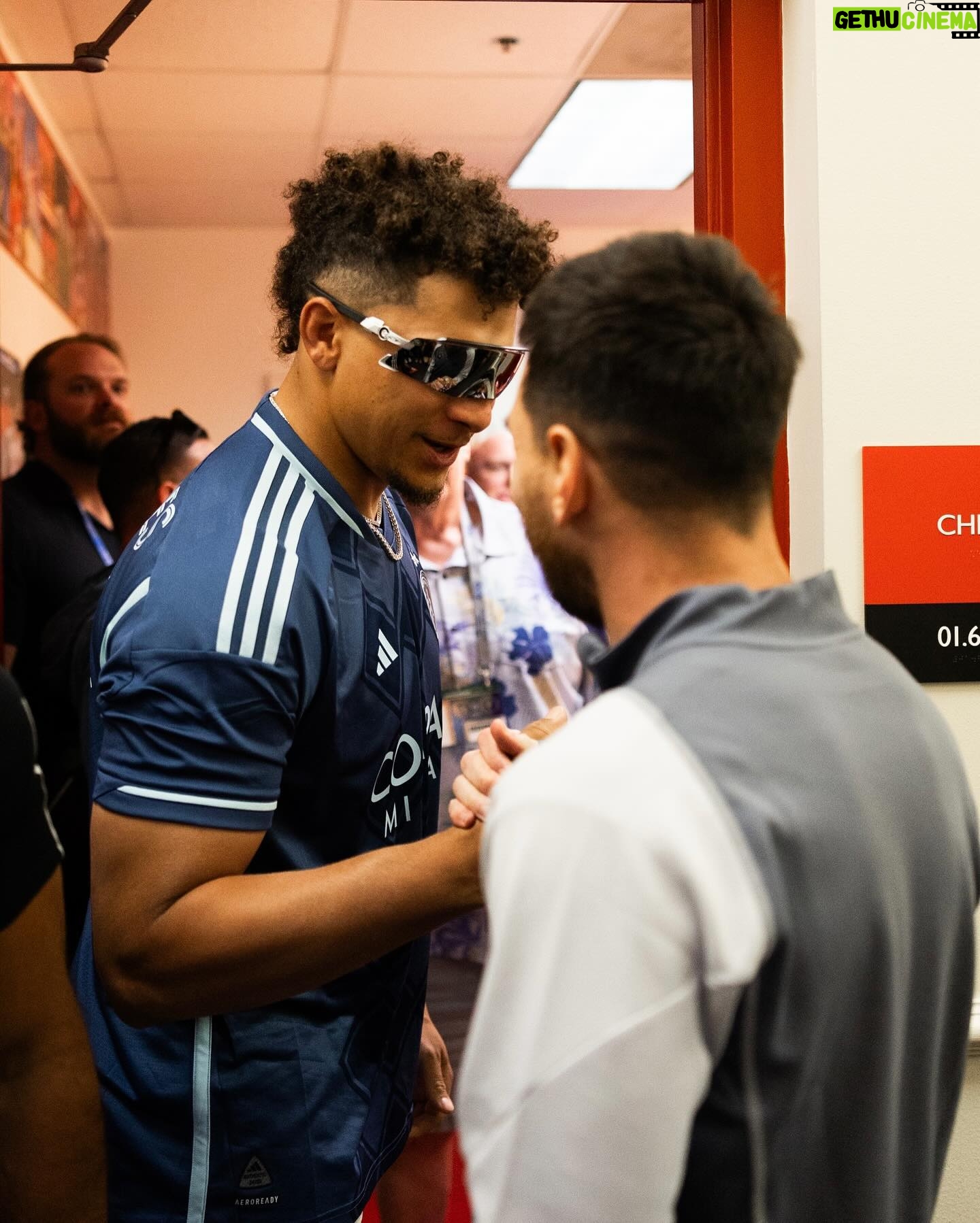 Patrick Mahomes - 283.5K Likes - football 🤝 football