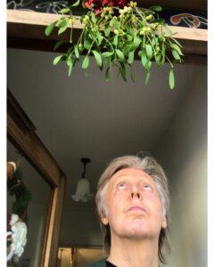 Paul McCartney Instagram - Have a really wonderful Christmastime - Paul 😘 #ChristmasDay #MerryChristmas