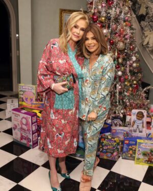 Paula Abdul Instagram - It’s a PJ party at @kathyhilton’s 🧸💤 

Shoutout to all the amazing brands that were a part of this evening 💕
Pajamas by @printfresh & slippers by @minnetonka
@thesiskiss @voluspa @lovesnapbracelets @baublebar @magicmind @lemieux @delola @thecaviarco @jacksonmorgancream @locksandmane