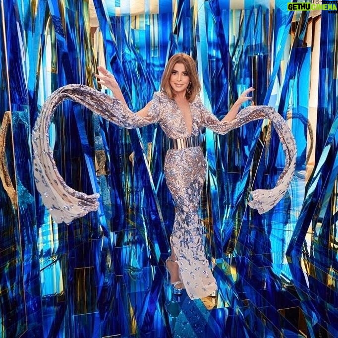 Paula Abdul Instagram - By @katiekauss at the @cma Awards 🪽 Makeup @callitodeh Hair @lindsay.doyle Dress @michaelcostello Purse @jimmychoo Jewelry @xivkarats