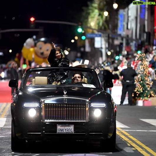 Paula Abdul Instagram - It was such an honor to be recognized as the 2023 Humanitarian of the Year at the #HollywoodChristmasParade!ππΌπβ¨The iconic parade will air in primetime on @thecw on December 15th!
