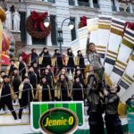 Paula Abdul Instagram - Reminiscing on the @macys Thanksgiving Day Parade last year on the @jennieo float! There is so much to be thankful for in this life. I am thankful for all of YOU! Happy Thanksgiving! - XoP 🙏🏼🦃💕
