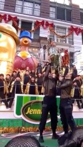 Paula Abdul Instagram - #StraightUp was released 35 years ago today‼️11/22/1988 ♥️ My heart is so full, and I feel so blessed that I have the opportunity to continue to sing this song for all of you. Performing it at the @macys #MacysThanksgivingDayParade last year was a BLAST! Who’s watching tomorrow morning!?