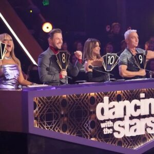Paula Abdul Instagram - I’m SO honored to have been back in the ballroom guest judging for #MusicVideoNight! #DWTS 🪩💃🏻🎥⭐️ I was so impressed by the extraordinary performances. Everyone truly left it all on the ballroom floor and paid tribute to so many iconic videos and original choreography. Thank you @dancingwiththestars, @abcnetwork, @disneyplus and all of the judges 😘💋 Dress by @michaelcostello