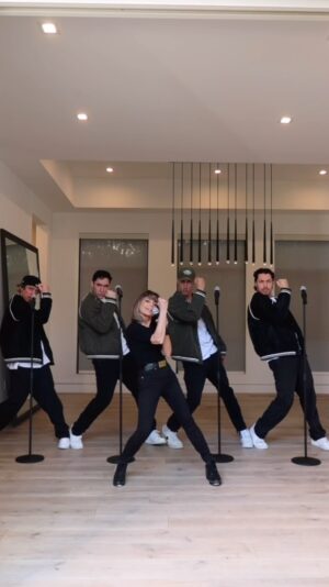 Paula Abdul Instagram - Happy NKOTB Day! When @thewilliamsfam and I get together, it just all works out! 😉 The #MagicSummerTour is just around the corner!✨ #NKOTBDay