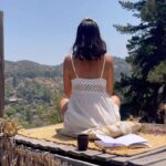 Paula Bolatti Instagram - Cacao, escritos, reflexión y meditación 🙏🏼✨🦋💖 . Es impresionante ver cómo cuando me propongo trabajar algo de mi, el destino/ universo , no se demora nada en presentarme las pruebas que necesito para que empezar desde ya a superar esos miedos y barreras que me limitan. En este camino de trabajar la confianza, además tengo la suerte de contar con hermosos seres que me guían con amor y de manera neutral ante todo y eso es una hermosa señal de que no estoy sola. Asi que solo agradecer aceptando todo lo que sucede porque estoy aprendiendo 🙌🏻💖🦋✨