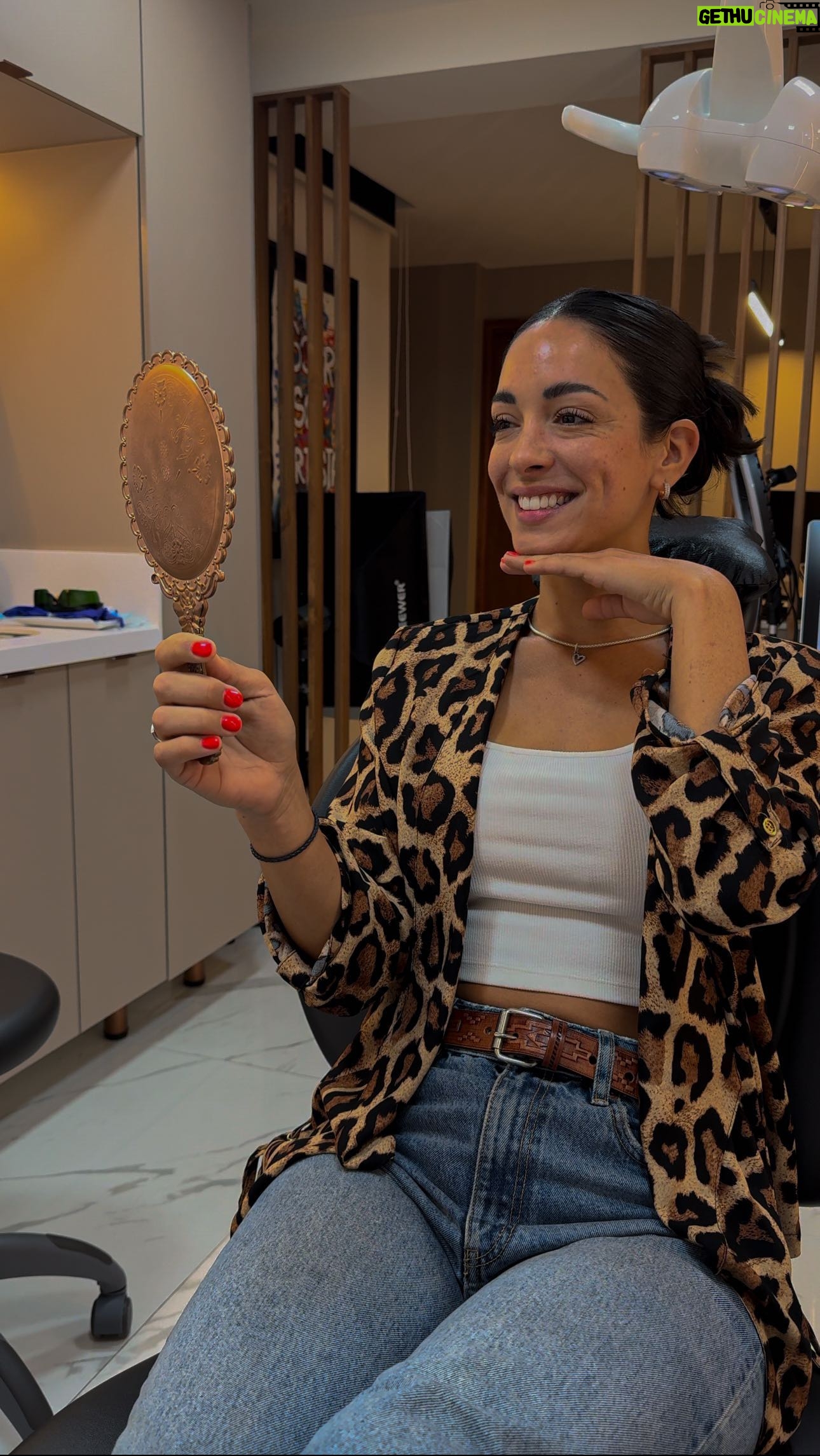 Paula Bolatti Instagram - Una cita en @bocaclinica 🦷🪥 Hoy visite la clínica porque me tocaba hacer limpieza y mantención de mi Perfeccionamiento Dental. Llevo más de un año en Bócaclínica y cada vez que voy me convenzo más de que haber dejado mi sonrisa en manos de la Dra. Diana Andrade fue la mejor decisión 💖