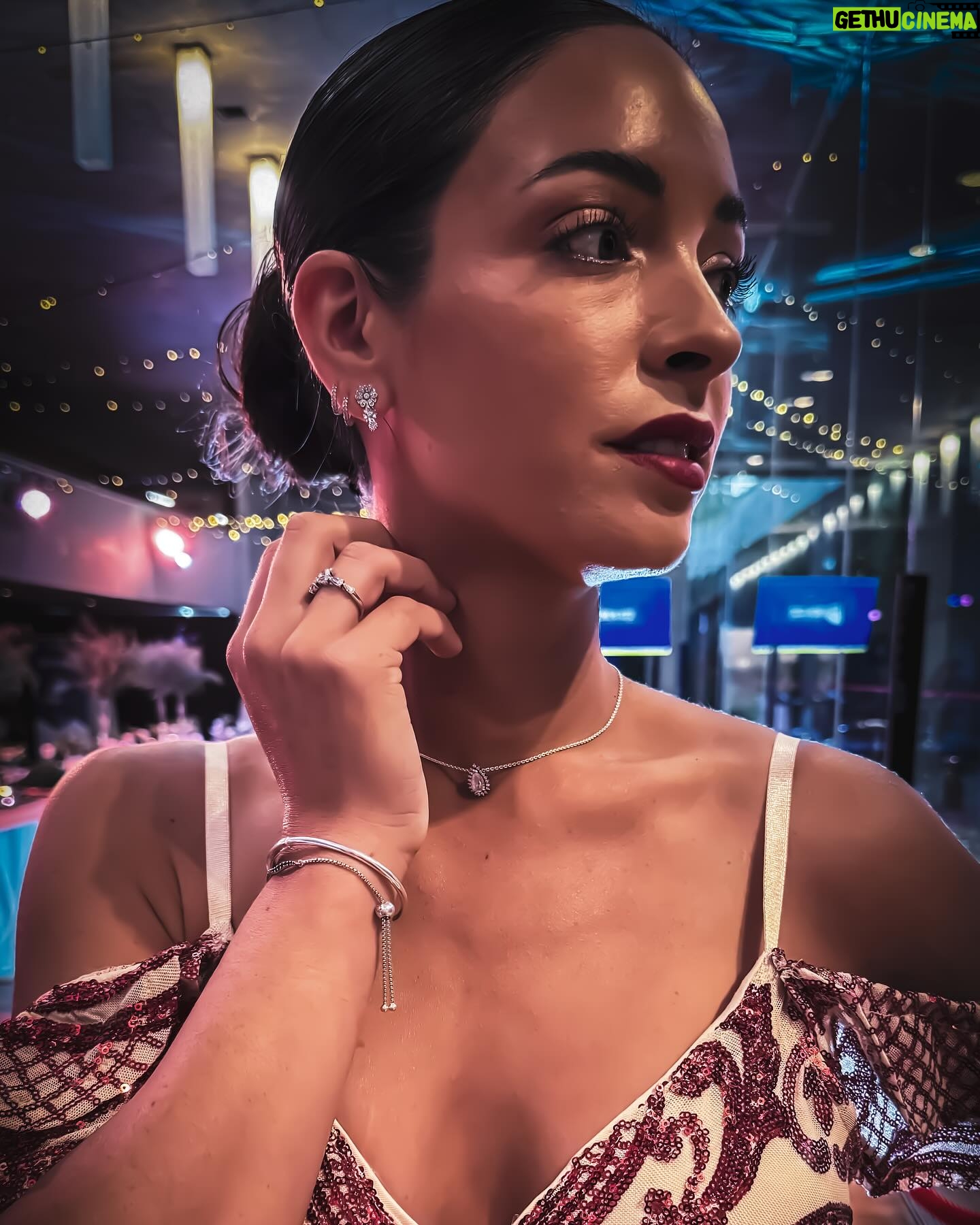 Paula Bolatti Instagram - Noche de gala, animando en evento empresa. Me acompañan mis joyas @theofficialpandora que son el complemento perfecto 💍💖