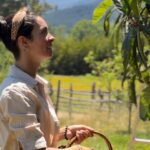 Paula Bolatti Instagram - Del árbol a mi corazón 🧡 Descubriendo la maravilla de alimentarme con frutas de estación cosechadas con mis propias manos 🍊 Sabías que las frutas de estación están en su mejor momento y que al consumirlas nuestro cuerpo aprovecha al máximo su valor nutricional 😍 #VidaSaludable #FrutasDeTemporada