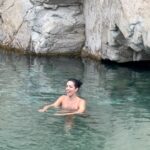 Paula Bolatti Instagram – Agradezco profundamente su apoyo en el éxito de mi Reel. El Poder del Agua Fría significa mucho para mi; es una herramienta poderosa de meditación y autoconocimiento. Es un camino que elijo como estilo de vida por todo lo que me aporta y que va más allá de un bienestar físico porque es una terapia.
Amo lo que hago y amo que se comparta, porque puede ser una terapia beneficiosa para otros. 
Amada agüita fría de Chile, medicina para todos 🩵🇨🇱