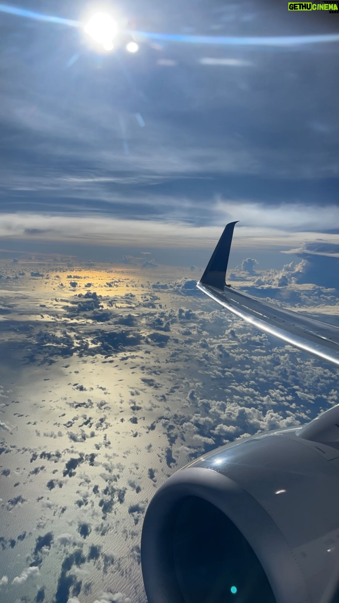 Paula Bolatti Instagram - Reflexiones de un viaje en avión cuando te toca ventanilla 😍✈️❤️ @copaairlines