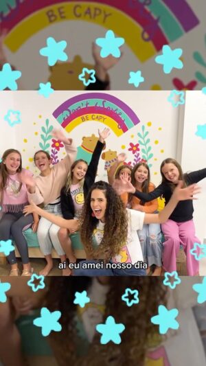 Paula Stephânia Instagram - Quem aí tb queria  uma parede pintada por mim na sua casa levanta a 👋 !

Depois de receber tanto amor dos meus arteiros curitibanos, resolvi retribuir encolhendo uma de suas paredes pra pintar

Me inspirei nas capivaras de Curitiba pra criar essa arte super fofa e bora comprar as tintas!!!

E o que me fez escolher essas meninas lindas foi que eu estaria presenteando 6 arteiras ao mesmo tempo, porque na casa da rafa e da manu elas criaram o clubinho da casa 8. La elas se reúnem toda semana pra fazer arte! 

Um estilo arteiro de ser inspirado no meu canal!