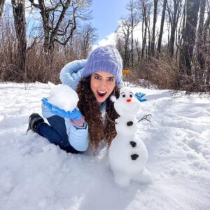 Paula Stephânia Instagram - ❄️☃️Minha primeira vez na neve, sei nem explicar tudo que senti, foi como ver o mar pela primeira vez. 
É como pisar nas nuvens, poder se jogar e saber que não vai machucar. E pra arteira que existe dentro de mim… um ateliê gigante com muito material pra modelar! E que delícia modelar a neve! Vc aperta e ela fica, aperta mais e se desfaz! Não suja, não polui e a foto eterniza! 

Chile, vizinho querido, já queremos voltar! Já tô até pensando no que mais posso modelar!!! 

@c3po.tarquino melhor ainda é estar vivendo tudo isso com vc!!!