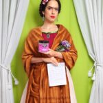 Paula Stephânia Instagram - A Monalisa é cacheada, só não tinha @koleneoficial , por isso seus cachos eram tão tristinhos! Kkk! Me transformei em obras de arte e usei a gelatina rosa da Kolene primeiro pra dar definição na Monalisa, depois pra fazer o penteado da Frida e por último pra revitalizar os cachos pra Mulher de Chapéu de Picasso! #CabeloKoleneSim #gelatinakolene #publi