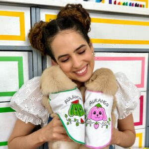 Paula Stephânia Instagram - ALERTA DE EXTREMA FOFURA! 🥹😍🎨
Vídeo novo no canal! Pintei 8 roupinhas pra 8 filhotinhos de Goldennnn! Aiiii não! Tô muito apaixonada!!! Quase não consigo devolver pra minha vizinha!!! 
🎬YouTube.com/@ PaulaStephania