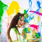 Paula Stephânia Instagram - ACONTECEU! Choveu tinta de verdade pra gravação do clipe da minha nova música “A cor que você pinta”! Vem assistir aos bastidores no canal enquanto não sai o clipeeeee! 🎨🎨🎨🎨 YouTube.com/@ PaulaStephania