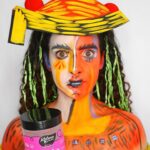 Paula Stephânia Instagram - A Monalisa é cacheada, só não tinha @koleneoficial , por isso seus cachos eram tão tristinhos! Kkk! Me transformei em obras de arte e usei a gelatina rosa da Kolene primeiro pra dar definição na Monalisa, depois pra fazer o penteado da Frida e por último pra revitalizar os cachos pra Mulher de Chapéu de Picasso! #CabeloKoleneSim #gelatinakolene #publi