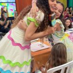 Paula Stephânia Instagram - Qual será nossa próxima cidade??? É sempre muito especial poder conhecer de pertinho quem tá do outro lado da câmera me assistindo e sentir a energia de vcs me revigora e me dá forças pra seguir criando conteúdos que saem do fundo do meu coração! Obrigada por presentear nossos arteiros com Kolene Cachinhos @koleneoficial 😍