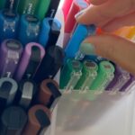 Paula Stephânia Instagram - Organizando minhas canetas novas no meu cantinho criativo 🥰 Bora treinar a criatividade comigo no Rio de Janeiro e Recife? Ingressos pra minha oficina de arte à venda aqui: www.stephania.com.br As vagas já estão acabandoooo! 🎨🎨🎨