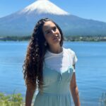 Paula Stephânia Instagram - Ele ficou 3 dias escondido atrás das nuvens e quando aparecia já estava quase sem neve. Depois o tempo fechou e fez muito frio e chuva. No dia seguinte, nosso último por lá, o céu estava sem uma nuvem e ele estava todo branquinho! Caiu mais neve! Parece que trocou de roupa pra se despedir da gente! Deus é minha principal fonte de inspiração e por isso amo viajar e conhecer Suas obras! E acho que por essa Ele deve ter tido um carinho especial! 🇯🇵🇯🇵🇯🇵