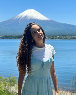 Paula Stephânia Instagram - Ele ficou 3 dias escondido atrás das nuvens e quando aparecia já estava quase sem neve. 
Depois o tempo fechou e fez muito frio e chuva.
No dia seguinte, nosso último por lá, o céu estava sem uma nuvem e ele estava todo branquinho! Caiu mais neve! Parece que trocou de roupa pra se despedir da gente!
Deus é minha principal fonte de inspiração e por isso amo viajar e conhecer Suas obras! E acho que por essa Ele deve ter tido um carinho especial! 🇯🇵🇯🇵🇯🇵