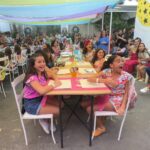 Paula Stephânia Instagram - RECIFE! Quantas aventuras temos vivido aqui! Essa terra é muito especial pra mim porque também me sinto parte dela. Tenho uma avó daqui, era uma artista completa! Fazia de tudo um pouco e fazia bem! A veia artística aqui corre solta, já sabia que iria me surpreender quando encontrasse vocês! Tive a oportunidade de conhecer e fazer arte com mais de 350 arteiros cheios de talentos! Sempre que venho aqui me lembro de quanta riqueza temos nosso país, quanta gente talentosa e criativa que precisamos valorizar cada vez mais! Recebi um monte de presentes que vou guardar e lembrar pra sempre desse dia! Bom, as comidas e os bolos de rolo vou guardar na memória mesmo! Haha! Obrigada a todos os envolvidos que fizeram acontecer nossa 1ª oficina no nordeste! @livrariadapraca e equipe por toda estrutura, por nos receberem como mais um membro da família, nos sentimos em casa! Deixei até nossa marquinha pintando uma das paredes pra nunca esquecerem da gente! @c3po.Tarquino obrigada por sonhar comigo e me ajudar a tirar todos os nossos sonhos do papel! Te amo! Ahhh e ano que vem estamos de volta Recife!!!