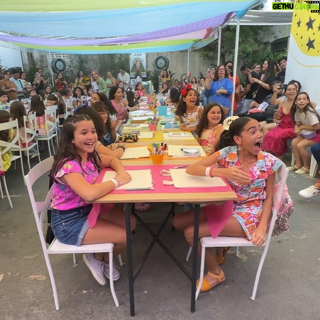 Paula Stephânia Instagram - RECIFE! Quantas aventuras temos vivido aqui! Essa terra é muito especial pra mim porque também me sinto parte dela. Tenho uma avó daqui, era uma artista completa! Fazia de tudo um pouco e fazia bem! A veia artística aqui corre solta, já sabia que iria me surpreender quando encontrasse vocês! Tive a oportunidade de conhecer e fazer arte com mais de 350 arteiros cheios de talentos! Sempre que venho aqui me lembro de quanta riqueza temos nosso país, quanta gente talentosa e criativa que precisamos valorizar cada vez mais! Recebi um monte de presentes que vou guardar e lembrar pra sempre desse dia! Bom, as comidas e os bolos de rolo vou guardar na memória mesmo! Haha! Obrigada a todos os envolvidos que fizeram acontecer nossa 1ª oficina no nordeste! @livrariadapraca e equipe por toda estrutura, por nos receberem como mais um membro da família, nos sentimos em casa! Deixei até nossa marquinha pintando uma das paredes pra nunca esquecerem da gente! @c3po.Tarquino obrigada por sonhar comigo e me ajudar a tirar todos os nossos sonhos do papel! Te amo! Ahhh e ano que vem estamos de volta Recife!!!