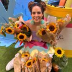 Paula Stephânia Instagram - RECIFE! Quantas aventuras temos vivido aqui! Essa terra é muito especial pra mim porque também me sinto parte dela. Tenho uma avó daqui, era uma artista completa! Fazia de tudo um pouco e fazia bem! A veia artística aqui corre solta, já sabia que iria me surpreender quando encontrasse vocês! Tive a oportunidade de conhecer e fazer arte com mais de 350 arteiros cheios de talentos! Sempre que venho aqui me lembro de quanta riqueza temos nosso país, quanta gente talentosa e criativa que precisamos valorizar cada vez mais! Recebi um monte de presentes que vou guardar e lembrar pra sempre desse dia! Bom, as comidas e os bolos de rolo vou guardar na memória mesmo! Haha! Obrigada a todos os envolvidos que fizeram acontecer nossa 1ª oficina no nordeste! @livrariadapraca e equipe por toda estrutura, por nos receberem como mais um membro da família, nos sentimos em casa! Deixei até nossa marquinha pintando uma das paredes pra nunca esquecerem da gente! @c3po.Tarquino obrigada por sonhar comigo e me ajudar a tirar todos os nossos sonhos do papel! Te amo! Ahhh e ano que vem estamos de volta Recife!!!