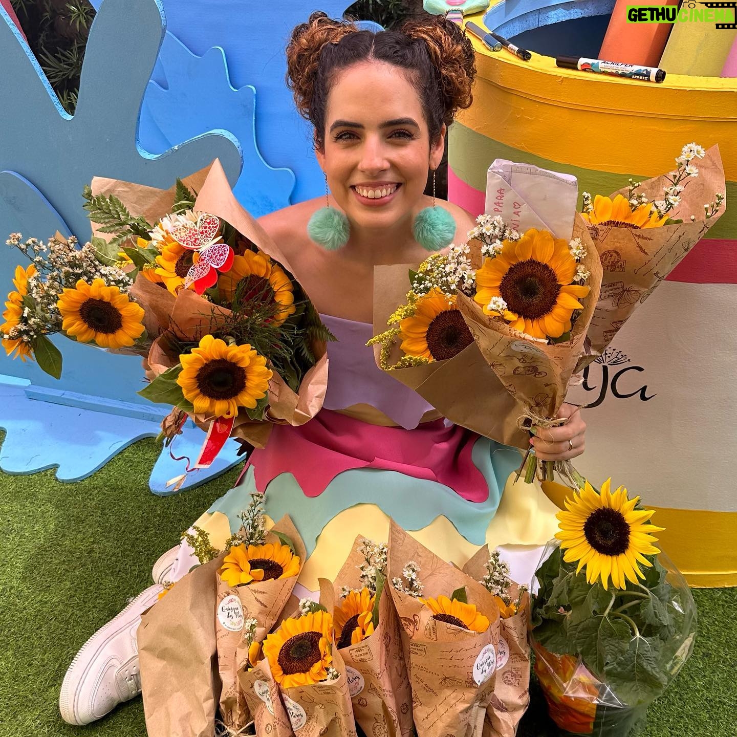 Paula Stephânia Instagram - RECIFE! Quantas aventuras temos vivido aqui! Essa terra é muito especial pra mim porque também me sinto parte dela. Tenho uma avó daqui, era uma artista completa! Fazia de tudo um pouco e fazia bem! A veia artística aqui corre solta, já sabia que iria me surpreender quando encontrasse vocês! Tive a oportunidade de conhecer e fazer arte com mais de 350 arteiros cheios de talentos! Sempre que venho aqui me lembro de quanta riqueza temos nosso país, quanta gente talentosa e criativa que precisamos valorizar cada vez mais! Recebi um monte de presentes que vou guardar e lembrar pra sempre desse dia! Bom, as comidas e os bolos de rolo vou guardar na memória mesmo! Haha! Obrigada a todos os envolvidos que fizeram acontecer nossa 1ª oficina no nordeste! @livrariadapraca e equipe por toda estrutura, por nos receberem como mais um membro da família, nos sentimos em casa! Deixei até nossa marquinha pintando uma das paredes pra nunca esquecerem da gente! @c3po.Tarquino obrigada por sonhar comigo e me ajudar a tirar todos os nossos sonhos do papel! Te amo! Ahhh e ano que vem estamos de volta Recife!!!