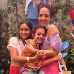 Paula Stephânia Instagram - RECIFE! Quantas aventuras temos vivido aqui! Essa terra é muito especial pra mim porque também me sinto parte dela. Tenho uma avó daqui, era uma artista completa! Fazia de tudo um pouco e fazia bem! A veia artística aqui corre solta, já sabia que iria me surpreender quando encontrasse vocês! Tive a oportunidade de conhecer e fazer arte com mais de 350 arteiros cheios de talentos! Sempre que venho aqui me lembro de quanta riqueza temos nosso país, quanta gente talentosa e criativa que precisamos valorizar cada vez mais! Recebi um monte de presentes que vou guardar e lembrar pra sempre desse dia! Bom, as comidas e os bolos de rolo vou guardar na memória mesmo! Haha! Obrigada a todos os envolvidos que fizeram acontecer nossa 1ª oficina no nordeste! @livrariadapraca e equipe por toda estrutura, por nos receberem como mais um membro da família, nos sentimos em casa! Deixei até nossa marquinha pintando uma das paredes pra nunca esquecerem da gente! @c3po.Tarquino obrigada por sonhar comigo e me ajudar a tirar todos os nossos sonhos do papel! Te amo! Ahhh e ano que vem estamos de volta Recife!!!