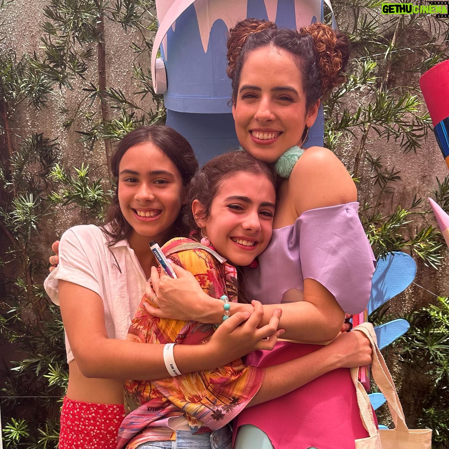 Paula Stephânia Instagram - RECIFE! Quantas aventuras temos vivido aqui! Essa terra é muito especial pra mim porque também me sinto parte dela. Tenho uma avó daqui, era uma artista completa! Fazia de tudo um pouco e fazia bem! A veia artística aqui corre solta, já sabia que iria me surpreender quando encontrasse vocês! Tive a oportunidade de conhecer e fazer arte com mais de 350 arteiros cheios de talentos! Sempre que venho aqui me lembro de quanta riqueza temos nosso país, quanta gente talentosa e criativa que precisamos valorizar cada vez mais! Recebi um monte de presentes que vou guardar e lembrar pra sempre desse dia! Bom, as comidas e os bolos de rolo vou guardar na memória mesmo! Haha! Obrigada a todos os envolvidos que fizeram acontecer nossa 1ª oficina no nordeste! @livrariadapraca e equipe por toda estrutura, por nos receberem como mais um membro da família, nos sentimos em casa! Deixei até nossa marquinha pintando uma das paredes pra nunca esquecerem da gente! @c3po.Tarquino obrigada por sonhar comigo e me ajudar a tirar todos os nossos sonhos do papel! Te amo! Ahhh e ano que vem estamos de volta Recife!!!