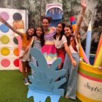 Paula Stephânia Instagram - RECIFE! Quantas aventuras temos vivido aqui! Essa terra é muito especial pra mim porque também me sinto parte dela. Tenho uma avó daqui, era uma artista completa! Fazia de tudo um pouco e fazia bem! A veia artística aqui corre solta, já sabia que iria me surpreender quando encontrasse vocês! Tive a oportunidade de conhecer e fazer arte com mais de 350 arteiros cheios de talentos! Sempre que venho aqui me lembro de quanta riqueza temos nosso país, quanta gente talentosa e criativa que precisamos valorizar cada vez mais! Recebi um monte de presentes que vou guardar e lembrar pra sempre desse dia! Bom, as comidas e os bolos de rolo vou guardar na memória mesmo! Haha! Obrigada a todos os envolvidos que fizeram acontecer nossa 1ª oficina no nordeste! @livrariadapraca e equipe por toda estrutura, por nos receberem como mais um membro da família, nos sentimos em casa! Deixei até nossa marquinha pintando uma das paredes pra nunca esquecerem da gente! @c3po.Tarquino obrigada por sonhar comigo e me ajudar a tirar todos os nossos sonhos do papel! Te amo! Ahhh e ano que vem estamos de volta Recife!!!