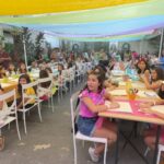 Paula Stephânia Instagram - RECIFE! Quantas aventuras temos vivido aqui! Essa terra é muito especial pra mim porque também me sinto parte dela. Tenho uma avó daqui, era uma artista completa! Fazia de tudo um pouco e fazia bem! A veia artística aqui corre solta, já sabia que iria me surpreender quando encontrasse vocês! Tive a oportunidade de conhecer e fazer arte com mais de 350 arteiros cheios de talentos! Sempre que venho aqui me lembro de quanta riqueza temos nosso país, quanta gente talentosa e criativa que precisamos valorizar cada vez mais! Recebi um monte de presentes que vou guardar e lembrar pra sempre desse dia! Bom, as comidas e os bolos de rolo vou guardar na memória mesmo! Haha! Obrigada a todos os envolvidos que fizeram acontecer nossa 1ª oficina no nordeste! @livrariadapraca e equipe por toda estrutura, por nos receberem como mais um membro da família, nos sentimos em casa! Deixei até nossa marquinha pintando uma das paredes pra nunca esquecerem da gente! @c3po.Tarquino obrigada por sonhar comigo e me ajudar a tirar todos os nossos sonhos do papel! Te amo! Ahhh e ano que vem estamos de volta Recife!!!