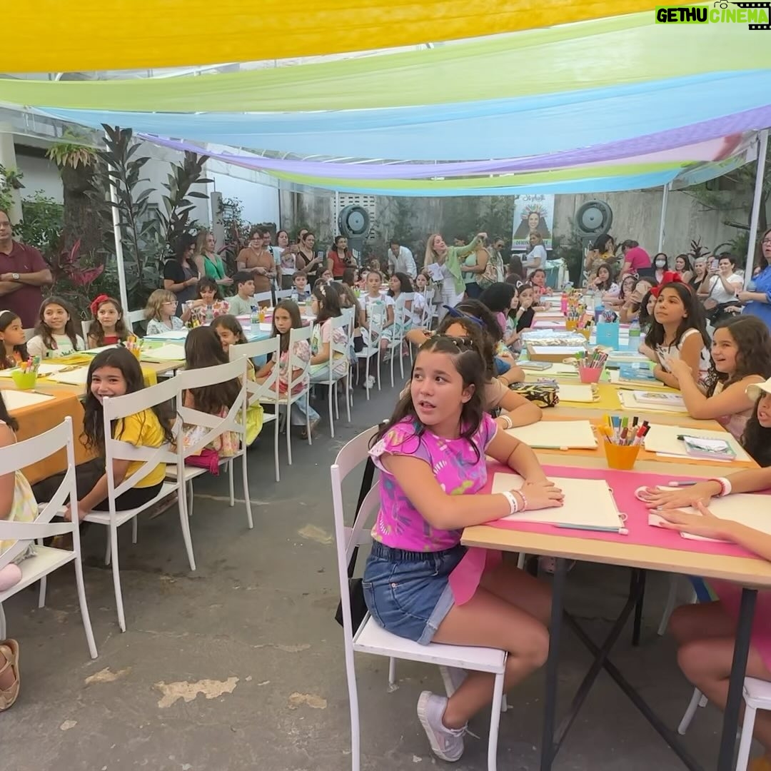 Paula Stephânia Instagram - RECIFE! Quantas aventuras temos vivido aqui! Essa terra é muito especial pra mim porque também me sinto parte dela. Tenho uma avó daqui, era uma artista completa! Fazia de tudo um pouco e fazia bem! A veia artística aqui corre solta, já sabia que iria me surpreender quando encontrasse vocês! Tive a oportunidade de conhecer e fazer arte com mais de 350 arteiros cheios de talentos! Sempre que venho aqui me lembro de quanta riqueza temos nosso país, quanta gente talentosa e criativa que precisamos valorizar cada vez mais! Recebi um monte de presentes que vou guardar e lembrar pra sempre desse dia! Bom, as comidas e os bolos de rolo vou guardar na memória mesmo! Haha! Obrigada a todos os envolvidos que fizeram acontecer nossa 1ª oficina no nordeste! @livrariadapraca e equipe por toda estrutura, por nos receberem como mais um membro da família, nos sentimos em casa! Deixei até nossa marquinha pintando uma das paredes pra nunca esquecerem da gente! @c3po.Tarquino obrigada por sonhar comigo e me ajudar a tirar todos os nossos sonhos do papel! Te amo! Ahhh e ano que vem estamos de volta Recife!!!
