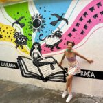 Paula Stephânia Instagram - RECIFE! Quantas aventuras temos vivido aqui! Essa terra é muito especial pra mim porque também me sinto parte dela. Tenho uma avó daqui, era uma artista completa! Fazia de tudo um pouco e fazia bem! A veia artística aqui corre solta, já sabia que iria me surpreender quando encontrasse vocês! Tive a oportunidade de conhecer e fazer arte com mais de 350 arteiros cheios de talentos! Sempre que venho aqui me lembro de quanta riqueza temos nosso país, quanta gente talentosa e criativa que precisamos valorizar cada vez mais! Recebi um monte de presentes que vou guardar e lembrar pra sempre desse dia! Bom, as comidas e os bolos de rolo vou guardar na memória mesmo! Haha! Obrigada a todos os envolvidos que fizeram acontecer nossa 1ª oficina no nordeste! @livrariadapraca e equipe por toda estrutura, por nos receberem como mais um membro da família, nos sentimos em casa! Deixei até nossa marquinha pintando uma das paredes pra nunca esquecerem da gente! @c3po.Tarquino obrigada por sonhar comigo e me ajudar a tirar todos os nossos sonhos do papel! Te amo! Ahhh e ano que vem estamos de volta Recife!!!