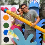 Paula Stephânia Instagram - RECIFE! Quantas aventuras temos vivido aqui! Essa terra é muito especial pra mim porque também me sinto parte dela. Tenho uma avó daqui, era uma artista completa! Fazia de tudo um pouco e fazia bem! A veia artística aqui corre solta, já sabia que iria me surpreender quando encontrasse vocês! Tive a oportunidade de conhecer e fazer arte com mais de 350 arteiros cheios de talentos! Sempre que venho aqui me lembro de quanta riqueza temos nosso país, quanta gente talentosa e criativa que precisamos valorizar cada vez mais! Recebi um monte de presentes que vou guardar e lembrar pra sempre desse dia! Bom, as comidas e os bolos de rolo vou guardar na memória mesmo! Haha! Obrigada a todos os envolvidos que fizeram acontecer nossa 1ª oficina no nordeste! @livrariadapraca e equipe por toda estrutura, por nos receberem como mais um membro da família, nos sentimos em casa! Deixei até nossa marquinha pintando uma das paredes pra nunca esquecerem da gente! @c3po.Tarquino obrigada por sonhar comigo e me ajudar a tirar todos os nossos sonhos do papel! Te amo! Ahhh e ano que vem estamos de volta Recife!!!