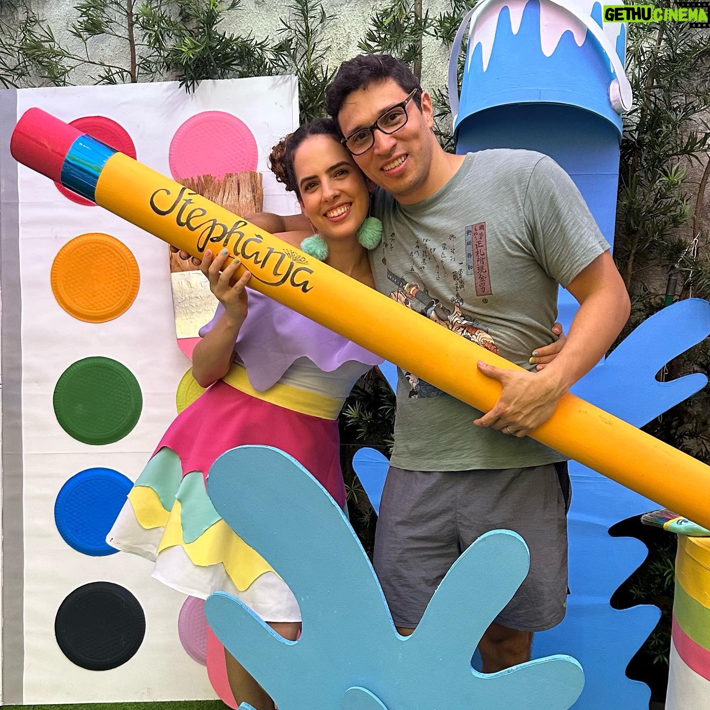 Paula Stephânia Instagram - RECIFE! Quantas aventuras temos vivido aqui! Essa terra é muito especial pra mim porque também me sinto parte dela. Tenho uma avó daqui, era uma artista completa! Fazia de tudo um pouco e fazia bem! A veia artística aqui corre solta, já sabia que iria me surpreender quando encontrasse vocês! Tive a oportunidade de conhecer e fazer arte com mais de 350 arteiros cheios de talentos! Sempre que venho aqui me lembro de quanta riqueza temos nosso país, quanta gente talentosa e criativa que precisamos valorizar cada vez mais! Recebi um monte de presentes que vou guardar e lembrar pra sempre desse dia! Bom, as comidas e os bolos de rolo vou guardar na memória mesmo! Haha! Obrigada a todos os envolvidos que fizeram acontecer nossa 1ª oficina no nordeste! @livrariadapraca e equipe por toda estrutura, por nos receberem como mais um membro da família, nos sentimos em casa! Deixei até nossa marquinha pintando uma das paredes pra nunca esquecerem da gente! @c3po.Tarquino obrigada por sonhar comigo e me ajudar a tirar todos os nossos sonhos do papel! Te amo! Ahhh e ano que vem estamos de volta Recife!!!