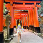 Paula Stephânia Instagram - 🇯🇵Já tem quase 1 mês que estamos no Japão e me sinto tão conectada com esse lugar! Tento tanto pra contar pra vcs! Mas tô aproveitando tanto que sobra pouco tempo pra postar. Assim que voltar se preparem pra uma chuva de conteúdos sobre um dos lugares mais legais do mundo!!! Enquanto isso, olha só por onde temos andado: 📍1 e 2- Fushimi Inari Taisha-Kyoto 📍3 e 4- Nara Park 📍5- Floresta de bambu Arashiyama -Kyoto 📍6- Estação Arashiyama - Kyoto 📍7- Rio Kamo Kyoto 📍8- Matcha chá