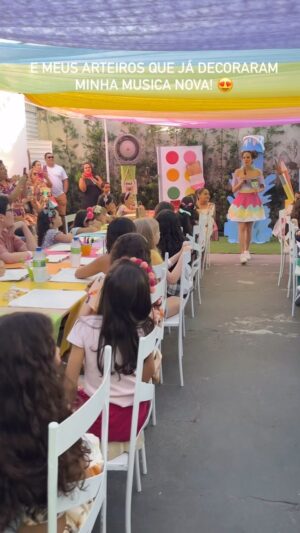 Paula Stephânia Instagram - 🎨Minha música nova “A cor que você pinta” já está disponível em todas as plataformas e cantei com meus arteiros pela primeira vez na nossa oficina de arte em Recife! 🥹🥹🥹 vcs são lindos demaaaaais!