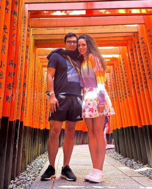 Paula Stephânia Instagram - 🇯🇵Já tem quase 1 mês que estamos no Japão e  me sinto tão conectada com esse lugar! Tento tanto pra contar pra vcs! 
Mas tô aproveitando tanto que sobra pouco tempo pra postar. Assim que voltar se preparem pra uma chuva de conteúdos sobre um dos lugares mais legais do mundo!!! 

 Enquanto isso, olha só por onde temos andado:

📍1 e 2- Fushimi Inari Taisha-Kyoto
📍3 e 4- Nara Park
📍5- Floresta de bambu Arashiyama -Kyoto 
📍6- Estação Arashiyama - Kyoto
📍7- Rio Kamo Kyoto
📍8- Matcha chá