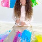 Paula Stephânia Instagram - Chuva de tinta!!! Última parte dos bastidores das gravações do clipe da minha nova música “A cor que você pinta”!!! Mês que vem vcs já vão poder assistir prontinho! 🎨🎨🎨