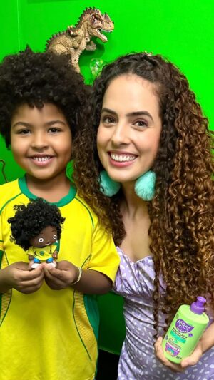 Paula Stephânia Instagram - Transformei um funko pop no fofo do @tom.ze_ , que também é um dos embaixadores da @koleneoficial ! Minha missão era deixar os cachinhos do boneco tão lindos como o do Tom, que cuida tao bem deles com Kolene Cachinhos! 
Quem aí já usou Kolene? Um caminho sem volta né?? #publicidade