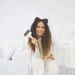 Paula Stephânia Instagram - 🎨🎨🎨Arrasta para pintar tudo! Hahhah juro que não fui eu maaaaaae! Vem aí o clipe da minha nova música! “A cor que você pinta”! Já disponível em todas as plataformas de streaming!!!