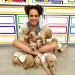 Paula Stephânia Instagram - ALERTA DE EXTREMA FOFURA! 🥹😍🎨 Vídeo novo no canal! Pintei 8 roupinhas pra 8 filhotinhos de Goldennnn! Aiiii não! Tô muito apaixonada!!! Quase não consigo devolver pra minha vizinha!!! 🎬YouTube.com/@ PaulaStephania