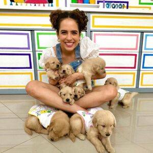 Paula Stephânia Instagram - ALERTA DE EXTREMA FOFURA! 🥹😍🎨
Vídeo novo no canal! Pintei 8 roupinhas pra 8 filhotinhos de Goldennnn! Aiiii não! Tô muito apaixonada!!! Quase não consigo devolver pra minha vizinha!!! 
🎬YouTube.com/@ PaulaStephania