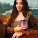 Paula Stephânia Instagram - A Monalisa é cacheada, só não tinha @koleneoficial , por isso seus cachos eram tão tristinhos! Kkk! Me transformei em obras de arte e usei a gelatina rosa da Kolene primeiro pra dar definição na Monalisa, depois pra fazer o penteado da Frida e por último pra revitalizar os cachos pra Mulher de Chapéu de Picasso! #CabeloKoleneSim #gelatinakolene #publi