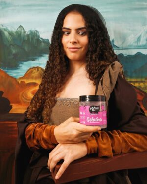 Paula Stephânia Instagram - A Monalisa é cacheada, só não tinha @koleneoficial , por isso seus cachos eram tão tristinhos! Kkk! 

Me transformei em obras de arte e usei a gelatina rosa da Kolene primeiro pra dar definição na Monalisa, depois pra fazer o penteado da Frida e por último pra revitalizar os cachos pra Mulher de Chapéu de Picasso! 

#CabeloKoleneSim #gelatinakolene #publi